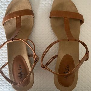 Wedge sandal with woven detail